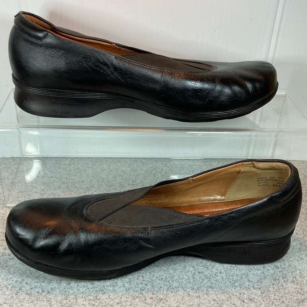 9.5 W Clark’s Artisan black flats‎ with elastic front band. Super comfy box 2